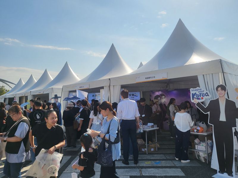 27일 일본 도쿄 세타가야구 고마자와 올림픽공원에서 열린 한일 문화교류 행사 '한일축제한마당'에서 참가자들이 체험 부스를 즐기고 있다. 사진=서혜진 도쿄특파원