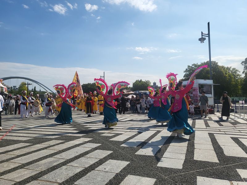 27일 일본 도쿄 세타가야구 고마자와 올림픽공원에서 열린 한일 문화교류 행사 '한일축제한마당'에서 조선통신사 행렬이 퍼레이드를 펼치고 있다.사진=서혜진 도쿄특파원