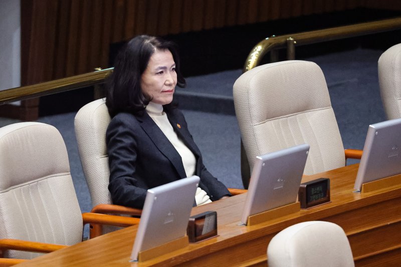 이진숙 방송통신위원장이 27일 서울 여의도 국회에서 열린 제429회 국회(정기회) 제9차 본회의에서 이주희 더불어민주당 의원의 방송미디어통신위원회의 설치 및 운영에 관한 법률안(대안)에 대한 무제한토론(필리버스터)을 지켜보고 있다. 2025.9.27/뉴스1 ⓒ News1 유승관 기자