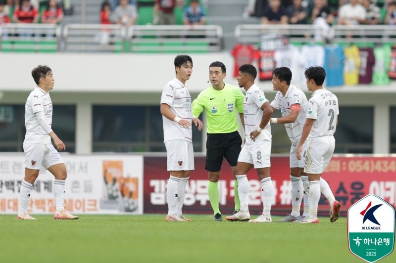 퇴장 명령을 받은 포항 이동희. (출처=연합뉴스)