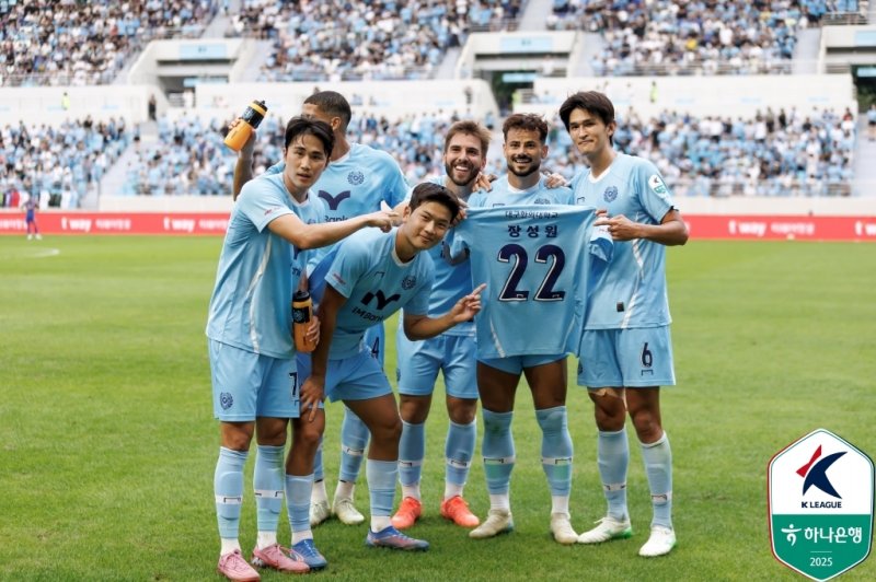 대구 동료들과 장성원을 응원하는 세리머니 하는 세징야. (출처=연합뉴스)