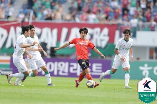 강원 김대원(오른쪽에서 두 번째)이 대전과 경기에서 드리블하고 있다. (출처=연합뉴스)