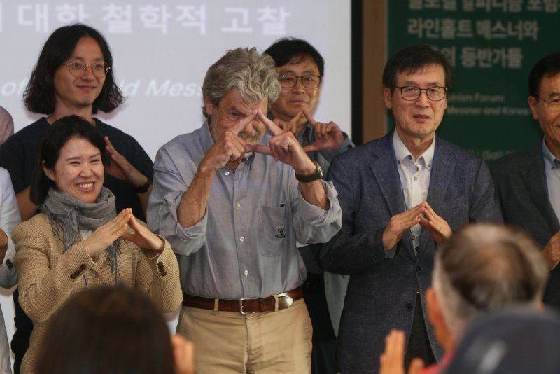지난 27일 제10회 울산울주세계바카라사이트 가입영화제에서 알피니즘의 미래는 논의하는 '글로컬 알피니즘 포럼'이 열린 가운데 라인홀트 메스너와 한국 대표 바카라사이트 가입들이 영화제 상징 포즈를 취하고 있다. 연합뉴스