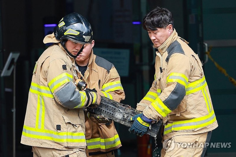 국정자원서 불에 탄 배터리 옮기는 소방대원 (출처=연합뉴스)