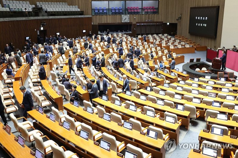 국회법 개정안 필버 시작...의석 비우는 의원들 (출처=연합뉴스)