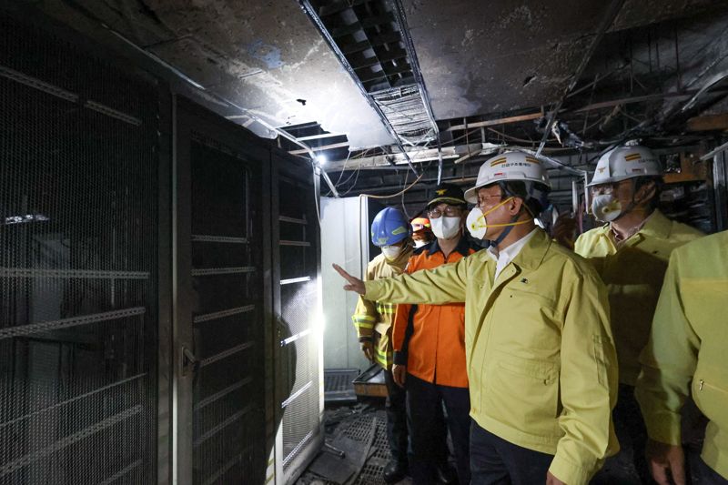 김민석 국무총리가 27일 국가정보자원관리원 화재 현장을 둘러보고 있다. 총리실 제공