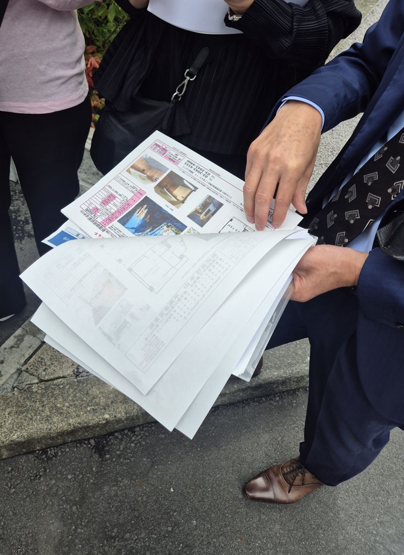 투자자문 기업 클라우드가 진행한 '도쿄 부동산 임장 투어'에서 현지 부동산 관계자가 참가자들에게 면적과 임대료 등 매물 정보를 보여주고 있다. 사진=전민경 기자