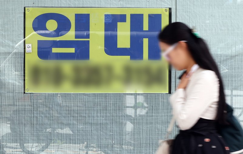 사진은 지난 25일 서울 종로구의 빈 상가에 붙은 임대 문의. 2025.9.25/뉴스1 ⓒ News1 김진환 기자