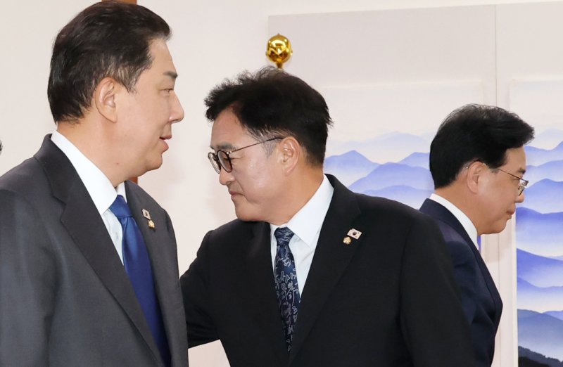 우원식 국회의장(가운데)이 지난 25일 서울 여의도 국회 의장 집무실에서 열린 의장 주재 여야 원내대표 회동에서 김병기 더불어민주당(왼쪽), 송언석 국민의힘 원내대표와 인사를 하고 있다. (공동취재) 2025.9.25/뉴스1 ⓒ News1 신웅수 기자