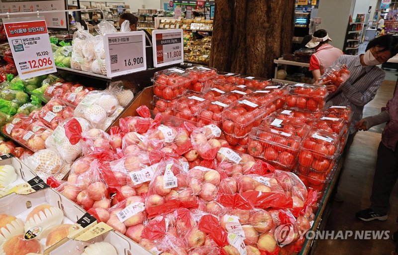 차례상 장보기 비용, 4년만에 20만원대로 (출처=연합뉴스)