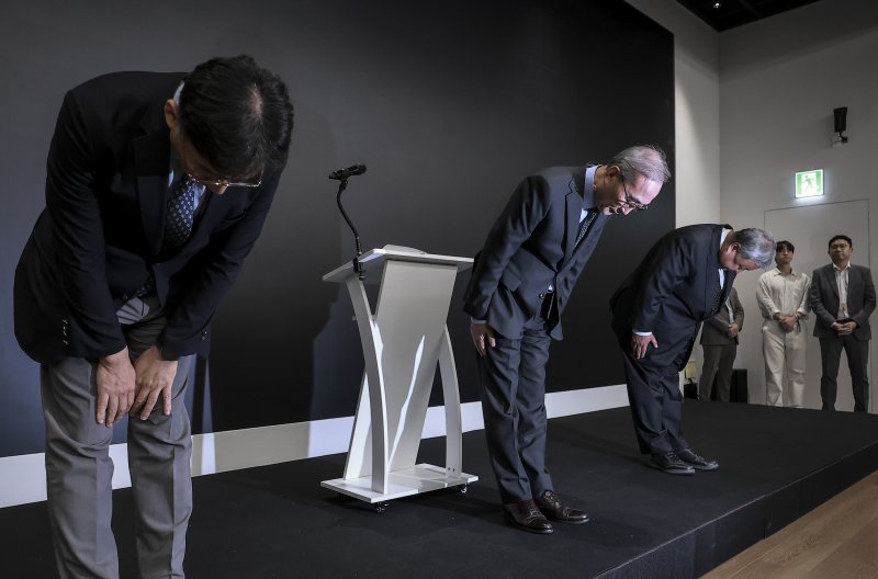 김영섭 KT 대표이사가 11일 서울 종로구 KT 광화문빌딩 웨스트 사옥에서 열린 소액결제 피해 관련 기자 브리핑에서 고개 숙여 사과하고 있다. 왼쪽부터 서창석 KT 네트워크부문장, 김 대표이사, 이현석 KT 고객(Customer)부문장. (공동취재) 2025.9.11/뉴스1 ⓒ News1 박지혜 기자