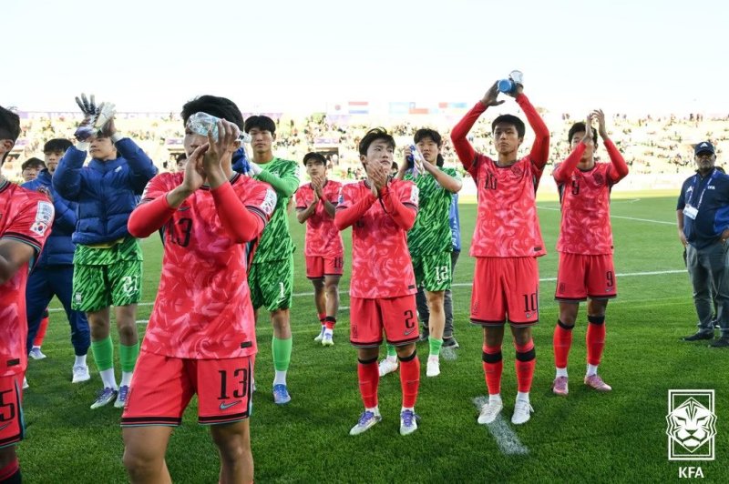 한국 U20 축구대표팀이 경기 후 팬들에게 인사를 하고 있다. 뉴스1