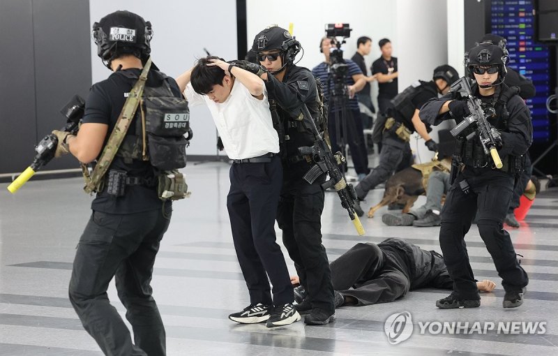 인질 테러범 진압하는 경찰특공대 (출처=연합뉴스)