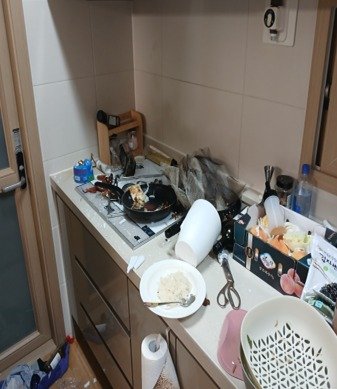 인천 아파트 주방서 캠핑용 부탄가스 폭발…50대 남성 중상