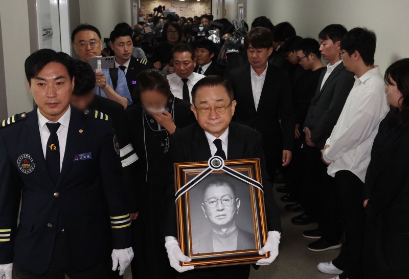 故전유성, 웃음 유산 남기고 영면…영결식·발인·노제서 후배들 오열(종합)