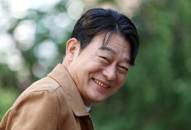[인터뷰]"신인배우 조성하입니다"…예순살 청춘