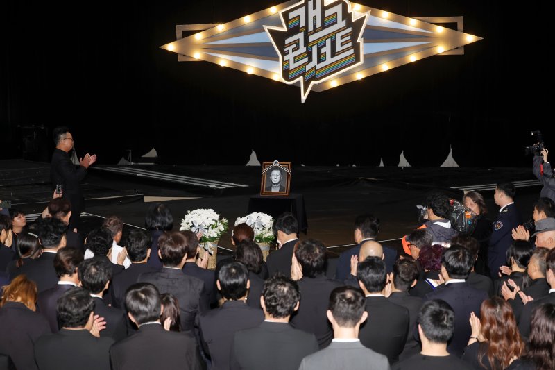 '개그계 대부' 전유성, 후배들 눈물 속 영면…"무대 위 혁신가이자 무대 뒤 스승"