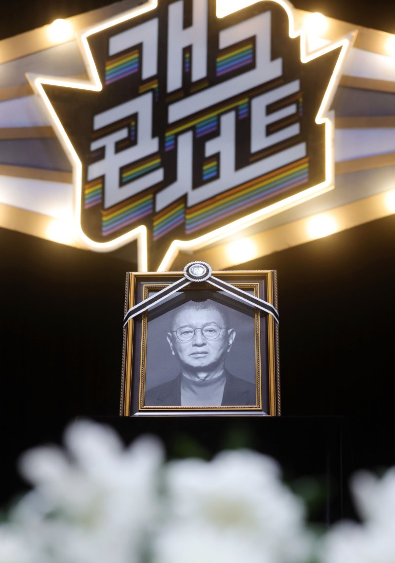 '개그계 대부' 전유성, 후배들 눈물 속 영면 [뉴시스Pic]