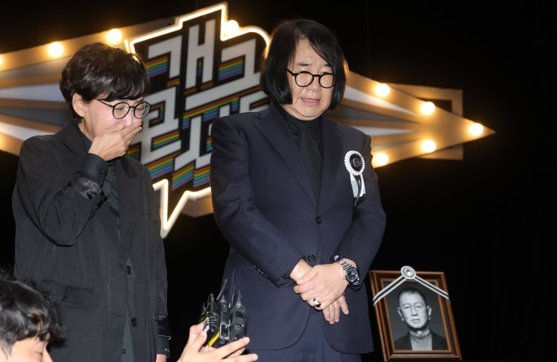 '개그계 대부' 전유성, 후배들 눈물 속 영면 [뉴시스Pic]