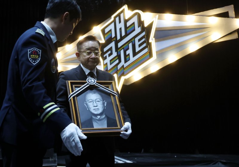 '개그계 대부' 전유성, 후배들 눈물 속 영면 [뉴시스Pic]