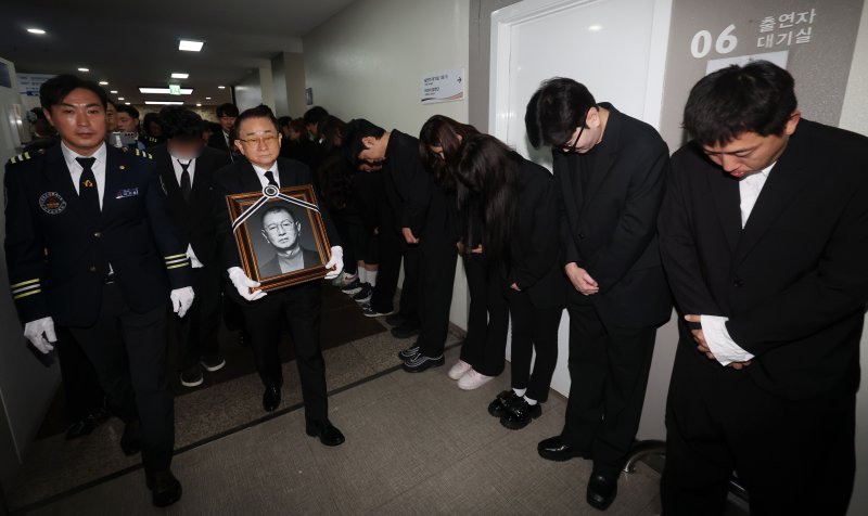 '개그계 대부' 전유성, 후배들 눈물 속 영면 [뉴시스Pic]