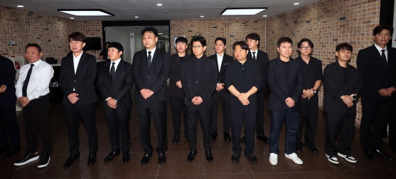 '개그계 대부' 전유성, 후배들 눈물 속 영면 [뉴시스Pic]