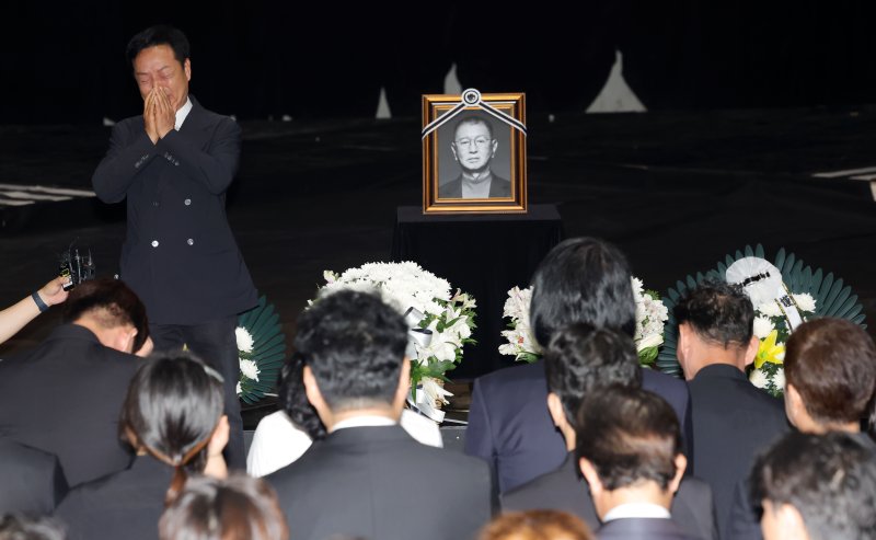 '개그계 대부' 전유성, 후배들 눈물 속 영면 [뉴시스Pic]