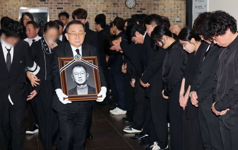 '개그계 대부' 전유성, 후배들 눈물 속 영면 [뉴시스Pic]