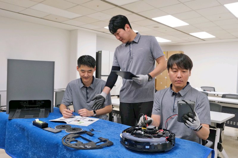 삼성전자서비스 바카라사이트 목록들이 기술자격 평가에 대비해 제품 분해 실습을 하는 모습(삼성전자서비스 제공). ⓒ 뉴스1