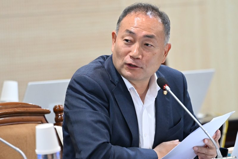 [나주=뉴시스] 이영주 기자 = 김원이 더불어민주당 의원이 지난해 10월 14일 오후 전남 나주시 한국전력공사 본사에서 열린 산업통산자원중소바카라사이트 순위위원회 국정감사에서 김동철 한국전력공사 사장에게 질의하고 있다. 2025.09.28. leeyj2578@newsis.com