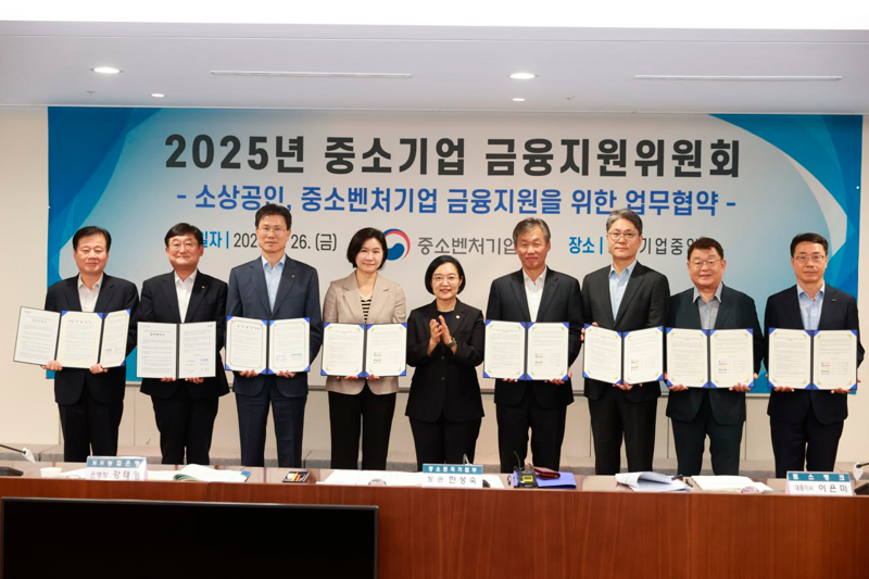 지난 26일 서울 영등포구 중소기업중앙회에서 열린 협약식에서 한성숙 중소벤처기업부 장관(왼쪽에서 다섯번째), 강석진 메이저 바카라 사이트 이사장(왼쪽에서 첫번째), 송용훈 KB국민메이저 바카라 사이트 기업고객그룹 부행장(왼쪽에서 두번째) 및 참여기관 관계자들이 기념 촬영을 하고 있다./사진=중소벤처기업부