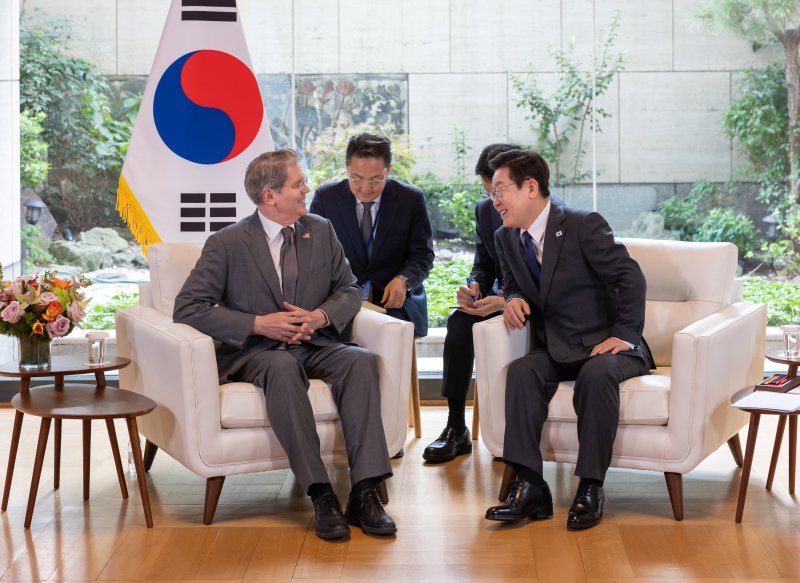 [뉴욕=뉴시스] 최동준 기자 = 이재명 대통령이 24일(현지 시간) 해시 게임 바카라 뉴욕 주유엔 대한민국 대표부에서 스콧 베센트 재무장관과 면담을 하고 있다. (공동취재) 2025.09.25. photocdj@newsis.com