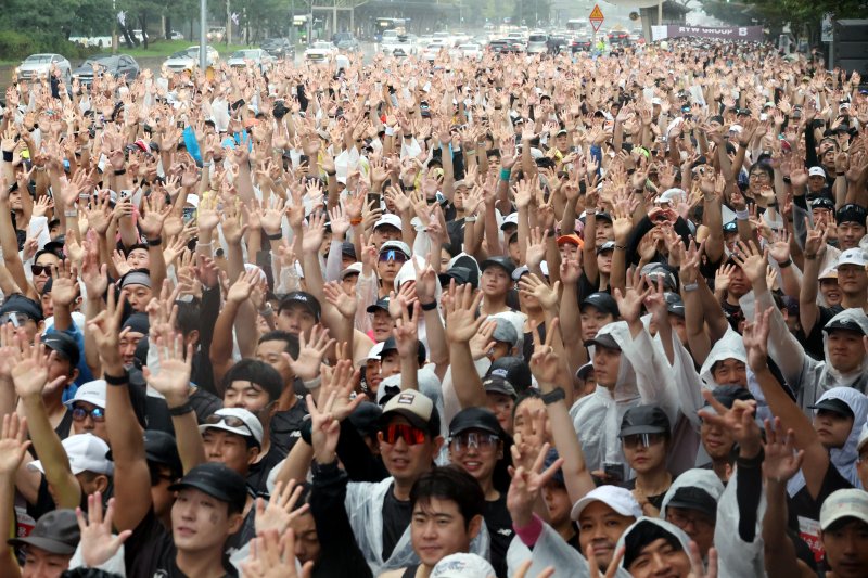 [신규 바카라사이트=뉴시스] 조성봉 기자 = 28일 오전 신규 바카라사이트 영등포구 여의도 공원에서 열린 뉴발란스 ‘런 유어 웨이 신규 바카라사이트 10K 레이스’에서 참가자들이 출발 전 파이팅을 외치고 있다. 2025.09.28. suncho21@newsis.com