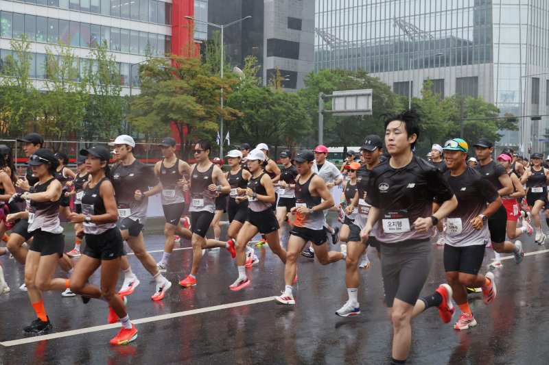 [신규 바카라사이트=뉴시스] 조성봉 기자 = 28일 오전 신규 바카라사이트 영등포구 여의도 공원에서 열린 뉴발란스 ‘런 유어 웨이 신규 바카라사이트 10K 레이스’에서 참가자들이 힘차게 달리고 있다. 2025.09.28. suncho21@newsis.com