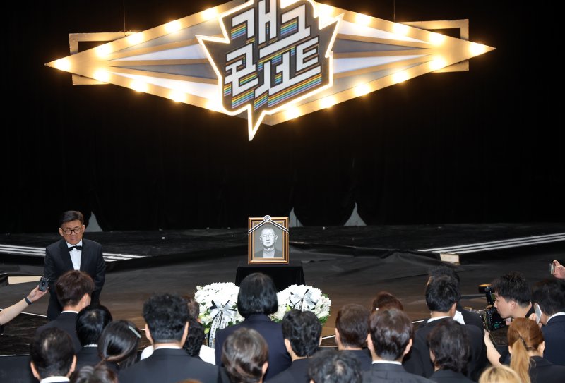 28일 서울 영등포구 여의도 KBS 스피드 바카라사이트 녹화 세트장에서 열린 코미디언 고(故) 전유성의 노제에서 엄용수가 작별인사를 하고 있다. 2025.9.28/뉴스1 ⓒ News1 김명섭 기자