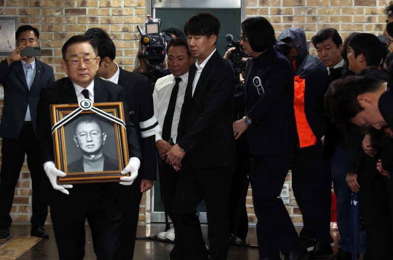 28일 서울 영등포구 여의도 KBS 스피드 바카라사이트 녹화 세트장에서 열린 코미디언 고(故) 전유성의 노제에서 영정이 운구되고 있다. 2025.9.28/뉴스1 ⓒ News1 김명섭 기자