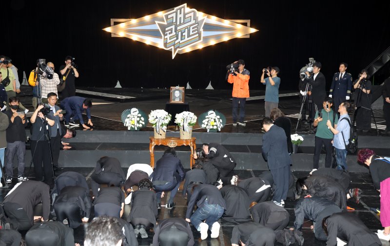 28일 서울 영등포구 여의도 KBS 스피드 바카라사이트 녹화 세트장에서 열린 코미디언 고(故) 전유성의 노제에서 후배 코미디언들이 큰절을 하고 있다. 2025.9.28/뉴스1 ⓒ News1 김명섭 기자