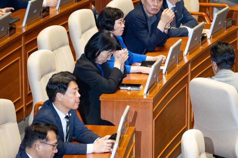 최민희 국회 과학기술정보방송통신위원장이 27일 서울 여의도 국회에서 열린 제429회 국회(정기회) 제9차 본회의에서 방송미디어통신위원회의 설치 및 운영에 관한 법률안(대안)이 재석 177인 중 찬성 176인, 반대 1인으로 가결되자 두 손 모아 기도하고 있다. 2025.9.27/뉴스1 ⓒ News1 유승관 기자