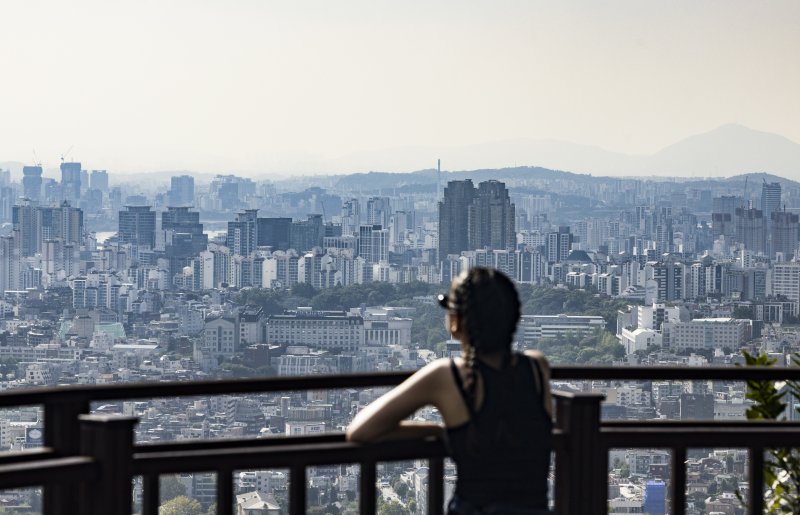 [서울=뉴시스] 김근수 기자 = 25일 서울 중구 남산에서 바라본 마포구 일대 아파트 단지 모습이 보이고 있다.한국부동산원의 주간 아파트가격 동향 조사 결과에 따르면 지난 22일 기준 전국 아파트 매매가격(0.02%→0.03%)과 수도권(0.04%→0.07%)의 상승폭이 바카라사이트 카지노판됐다. 특히 성동구와 마포구, 광진구 등 '한강벨트' 중심으로 집값이 오르는 모양새다. 경기도에서도 재건축 등 개발 호재가 가시화된 분당, 광명, 과천 위주로 상승했다. 2025.09.25. ks@newsis.com