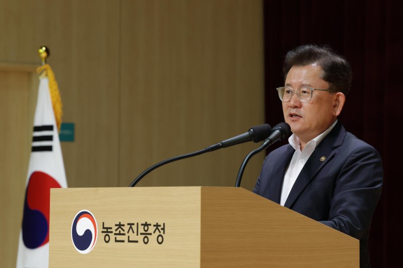 [서울=뉴시스] 이승돈 농촌진흥바카라사이트 홈런이 26일 전북 전주 농촌진흥청에서 열린 '농촌진흥기관장 현안 업무 공유회'에서 인사말을 하고 있다. (사진=농촌진흥청 제공) 2025.09.26. photo@newsis.com *재판매 및 DB 금지
