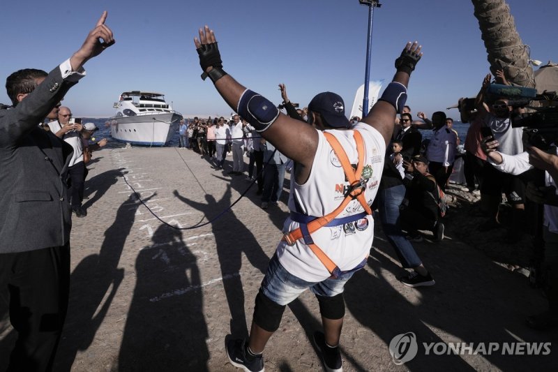 치아로 '700t' 선박 끌어낸 괴력의 이집트 레슬러