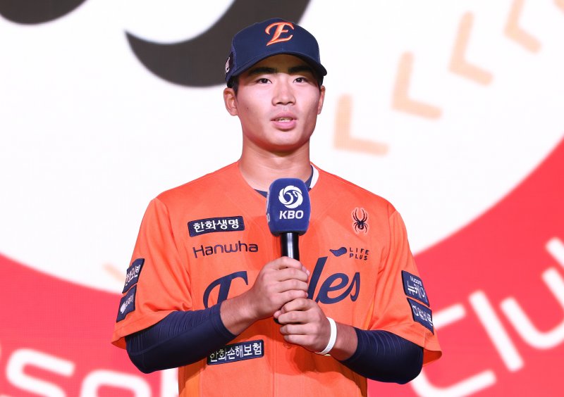 [서울=뉴시스] 황준선 기자 = 17일 오후 서울 송파구 롯데호텔월드에서 열린 2026 KBO 신인 드래프트에서 바카라사이트 홈런 이글스 1라운드 지명된 유신고 오재원이 소감을 밝히고 있다. 2025.09.17. hwang@newsis.com
