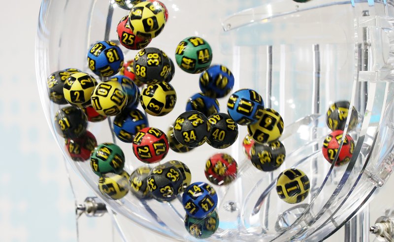 로또 수동으로 5게임 산 손님, 토요일 저녁 결과를 보고... '헉'