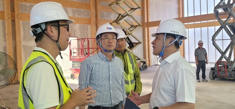 [안동 경주=뉴시스] 이철우 경북지사가 지난 16일 오후 APEC 주요행사장인 바카라을 점검하고 있다. (사진=경북도 제공) 2025.09.17. photo@newsis.com *재판매 및 DB 금지