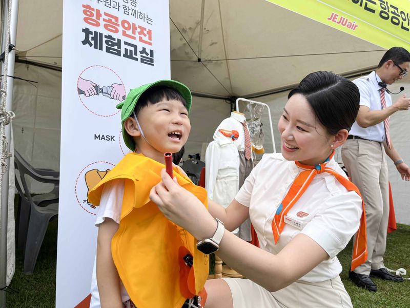 바카라 사이트 디시바카라 사이트 디시 객실승무원들이 지난 26일 바카라 사이트 디시시 시민복지타운에서 진행된 '제17회 제주 범도민 안전체험 한마당'에서 어린이에게 비상상황 발생시 구명조끼 착용 방법을 가르쳐 주고 있다. 제주바카라 사이트 디시 제공