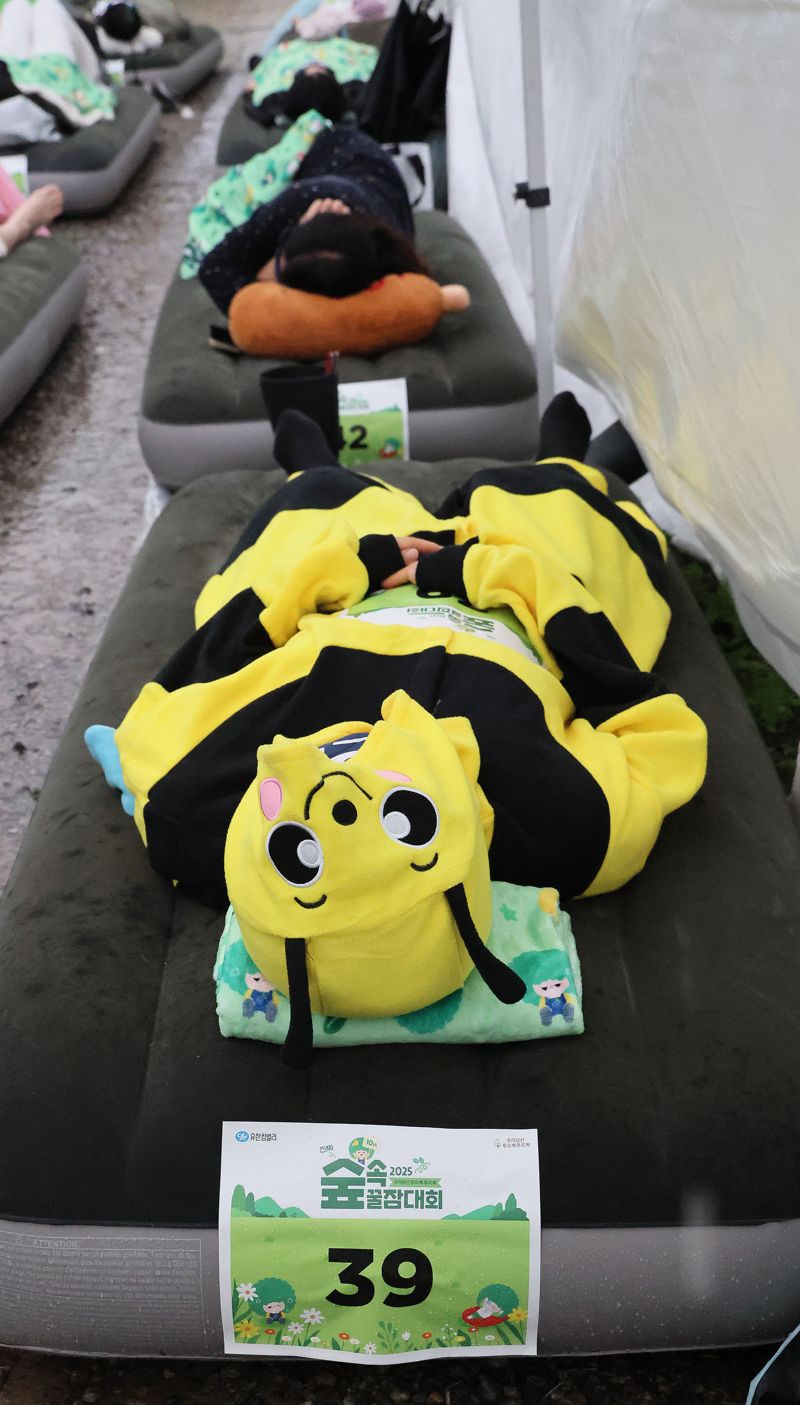 28일 올해로 10회를 맞은 유한킴벌리 '2025 우리강산 푸르게 푸르게 '숲속 꿀잠대회''가 유네스코 생물권 보전지역으로 지정된 남양주시 광릉숲에서 열렸다. 수면 중 심박수를 측정해 가장 편안하게 숙면을 취한 참가자와 이색 복장과 소품을 준비한 베스트 잠옷러에게 몽골 왕복 항공권 등 상품이 주어졌다. 이번 대회는 현대인들이 도심의 숲 속에서 잠을 청하고 힐링 할 수 있는 이색대회이자 숲환경 프로그램으로 가치를 인정 받아 왔다. 사진=유한킴벌리 제공