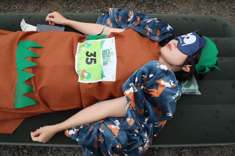 28일 올해로 10회를 맞은 유한킴벌리 '2025 우리강산 푸르게 푸르게 '숲속 꿀잠대회''가 유네스코 생물권 보전지역으로 지정된 남양주시 광릉숲에서 열렸다. 수면 중 심박수를 측정해 가장 편안하게 숙면을 취한 참가자와 이색 복장과 소품을 준비한 베스트 잠옷러에게 몽골 왕복 항공권 등 상품이 주어졌다. 이번 대회는 현대인들이 도심의 숲 속에서 잠을 청하고 힐링 할 수 있는 이색대회이자 숲환경 프로그램으로 가치를 인정 받아 왔다. 사진=유한킴벌리 제공