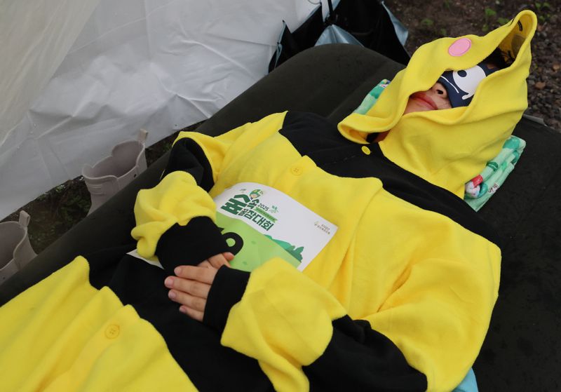 28일 올해로 10회를 맞은 유한킴벌리 '2025 우리강산 푸르게 푸르게 '숲속 꿀잠대회''가 유네스코 생물권 보전지역으로 지정된 남양주시 광릉숲에서 열렸다. 수면 중 심박수를 측정해 가장 편안하게 숙면을 취한 참가자와 이색 복장과 소품을 준비한 베스트 잠옷러에게 몽골 왕복 항공권 등 상품이 주어졌다. 이번 대회는 현대인들이 도심의 숲 속에서 잠을 청하고 힐링 할 수 있는 이색대회이자 숲환경 프로그램으로 가치를 인정 받아 왔다. 사진=유한킴벌리 제공