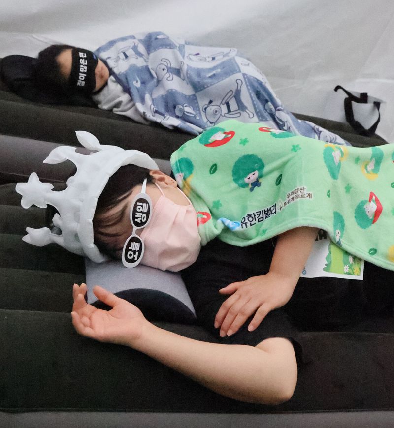 28일 올해로 10회를 맞은 유한킴벌리 '2025 우리강산 푸르게 푸르게 '숲속 꿀잠대회''가 유네스코 생물권 보전지역으로 지정된 남양주시 광릉숲에서 열렸다. 수면 중 심박수를 측정해 가장 편안하게 숙면을 취한 참가자와 이색 복장과 소품을 준비한 베스트 잠옷러에게 몽골 왕복 항공권 등 상품이 주어졌다. 이번 대회는 현대인들이 도심의 숲 속에서 잠을 청하고 힐링 할 수 있는 이색대회이자 숲환경 프로그램으로 가치를 인정 받아 왔다. 사진=유한킴벌리 제공