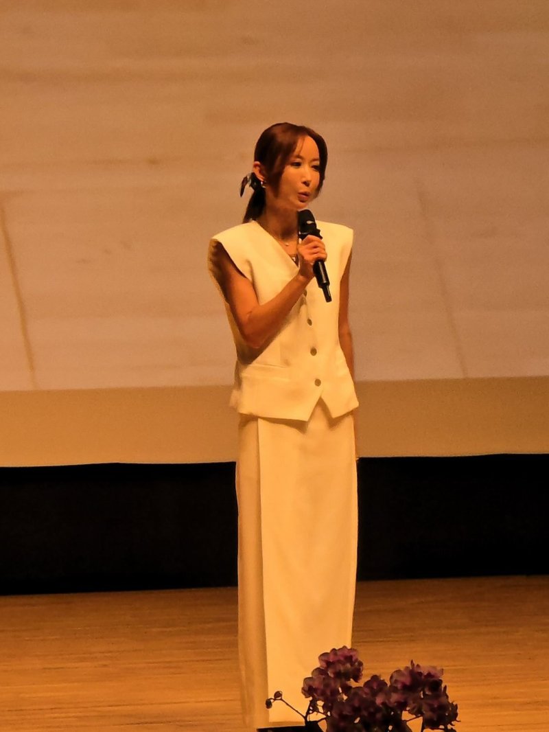 S.E.S. 슈 8년 만에 공식 자리…셋 아닌 혼자 노래 부르니 떨려